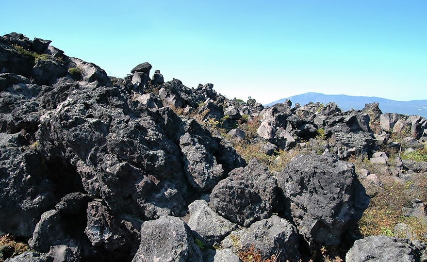 火山岩がある山の景色の写真