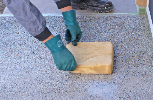 目地材を塗り付けている画像